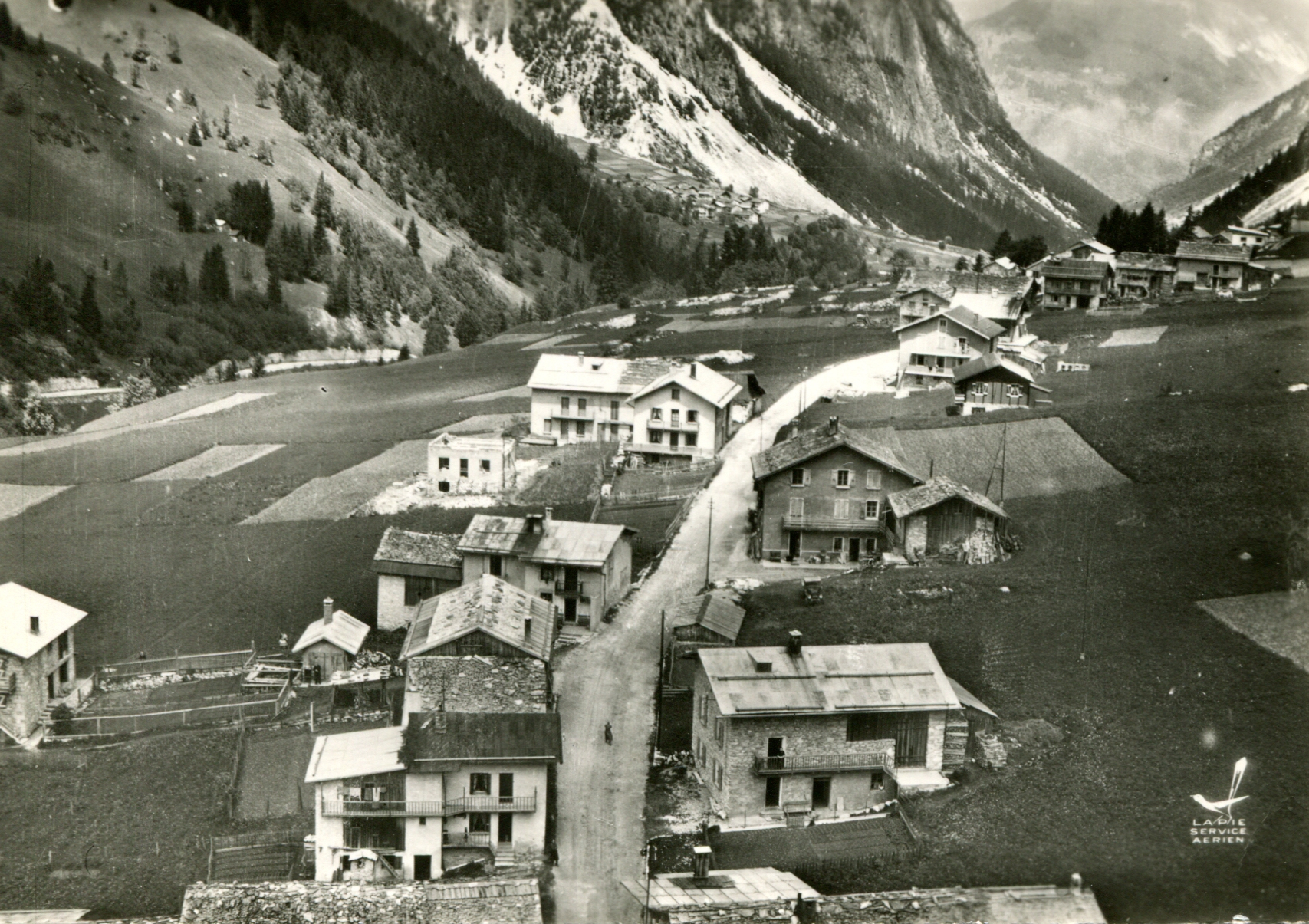 Vue historique de Pralognan-la-Vanoise avec la maison Chez Victorine en bas à droite